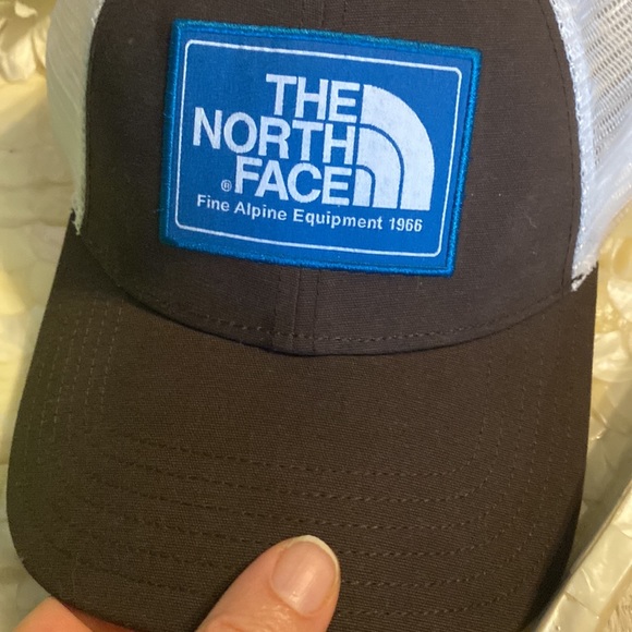 2 The north face hats . Green and brown - Picture 3 of 6